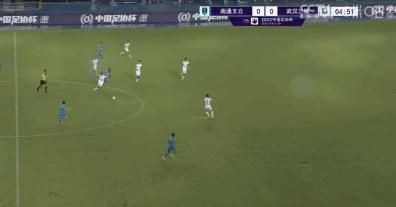 眼见叶辰咄咄逼人之势丝毫不减，苏守道心里紧张，嘴上也多少有些软了下来，认真道：燕京几大家族这么多年来虽然争斗不断，但大家彼此也都保留着一些基本的尊重与敬畏，我当年虽组建反叶联盟，但也从未对你父母人身安全制造任何威胁，你又凭什么在此设伏绑架我？叶辰冷声质问：你死了吗？苏守道表情一怔：什么意思？叶辰再次质问：我是问你，你死了没有？苏守道冷哼道：笑话，我要是死了，那站在你面前的难道是鬼不成？叶辰点点头：是的，你没有死，但我父母死了。
